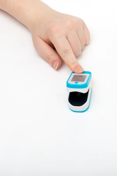 A person using an oximeter
